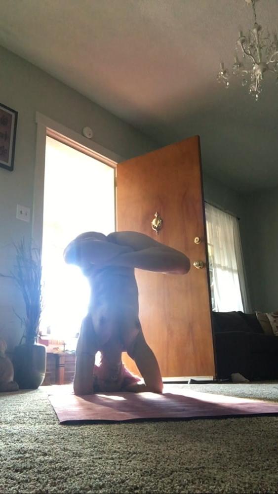25P Sexy Singer Doing Naked Yoga