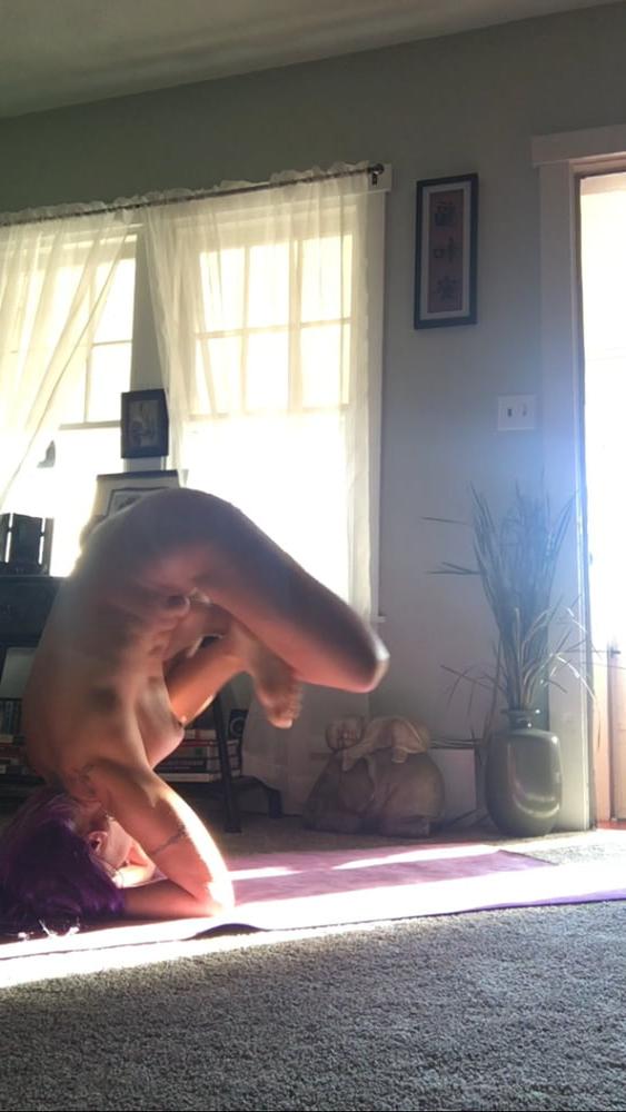 25P Sexy Singer Doing Naked Yoga