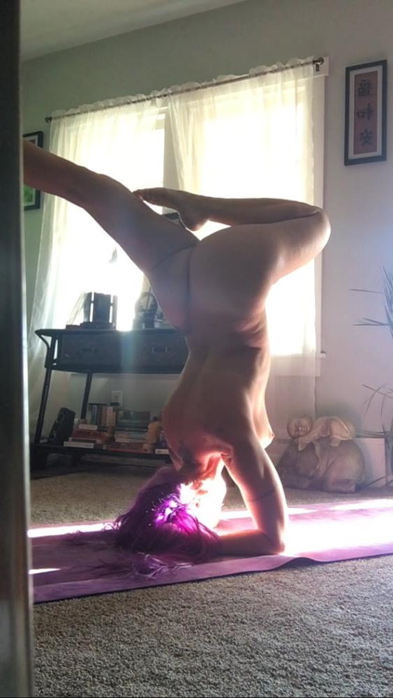25P Sexy Singer Doing Naked Yoga