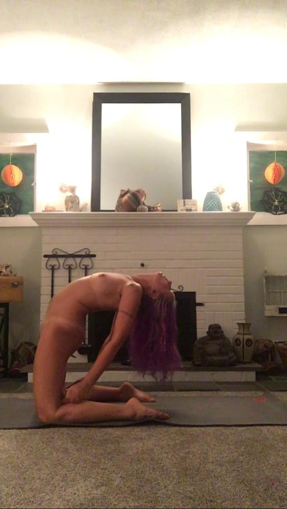 25P Sexy Singer Doing Naked Yoga