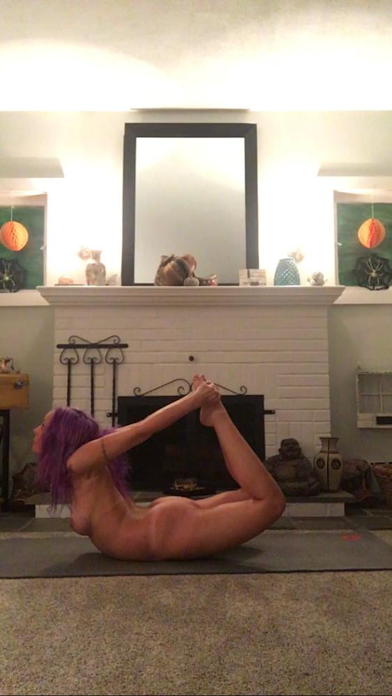 25P Sexy Singer Doing Naked Yoga