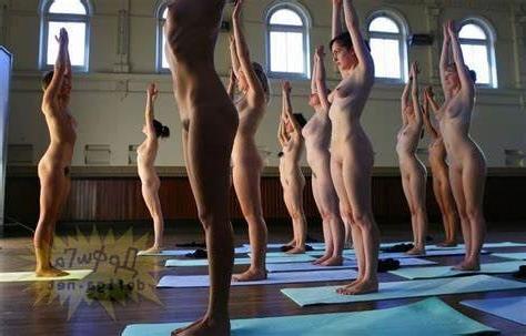 13P Nackt Yoga