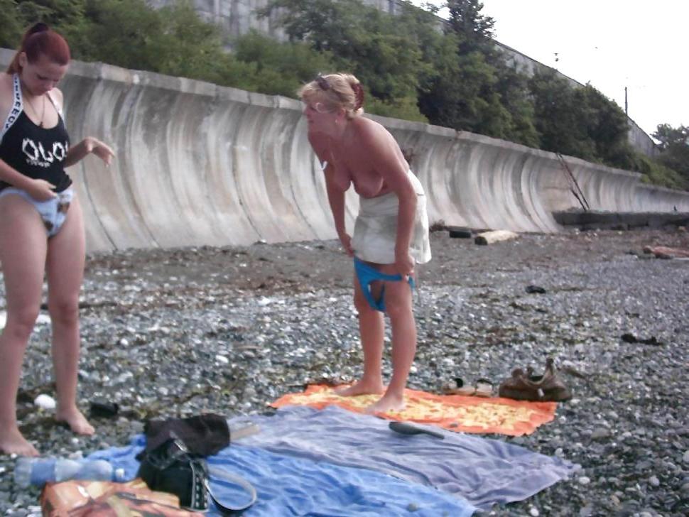 25P Changing Panties on the Beach