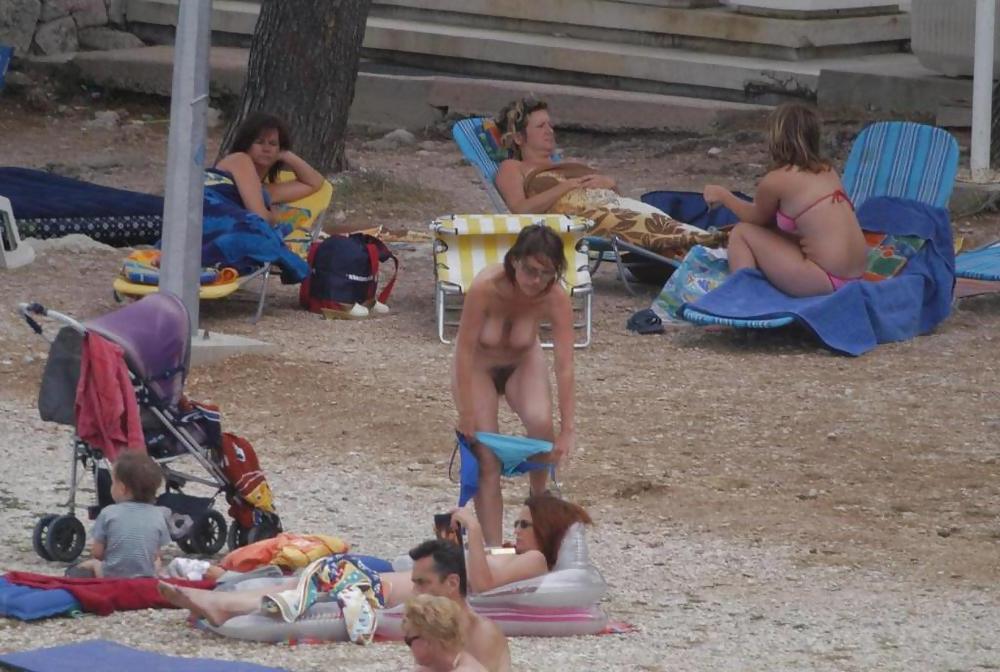 25P Changing Panties on the Beach