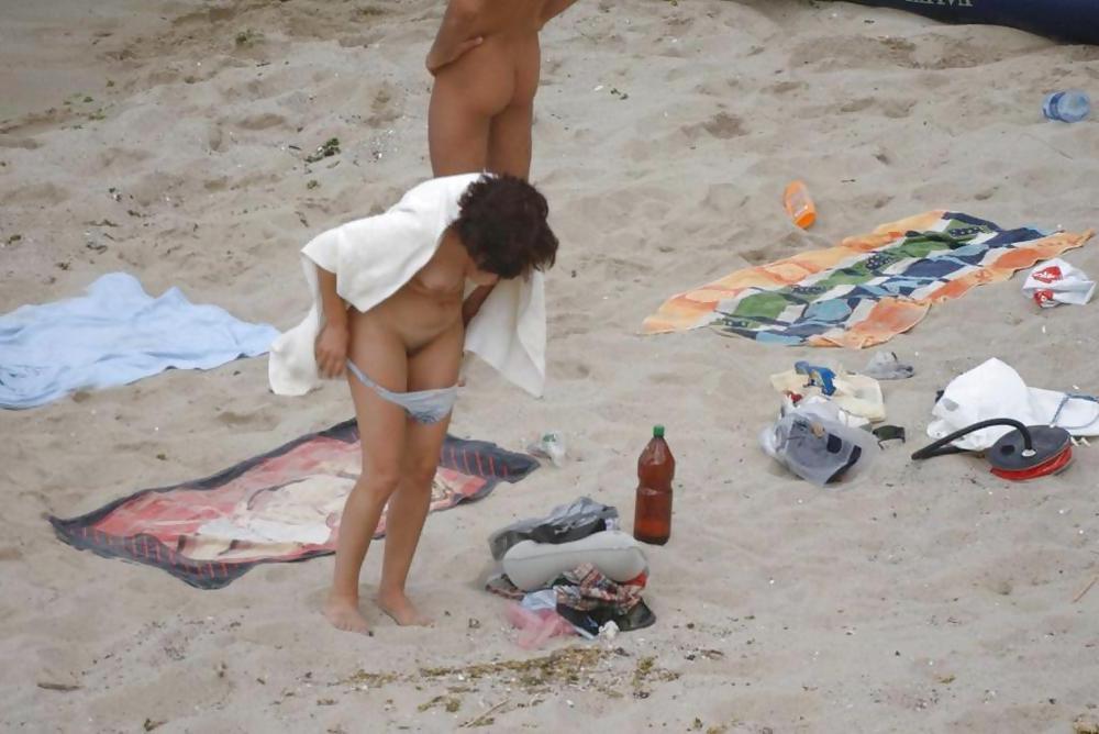 25P Changing Panties on the Beach