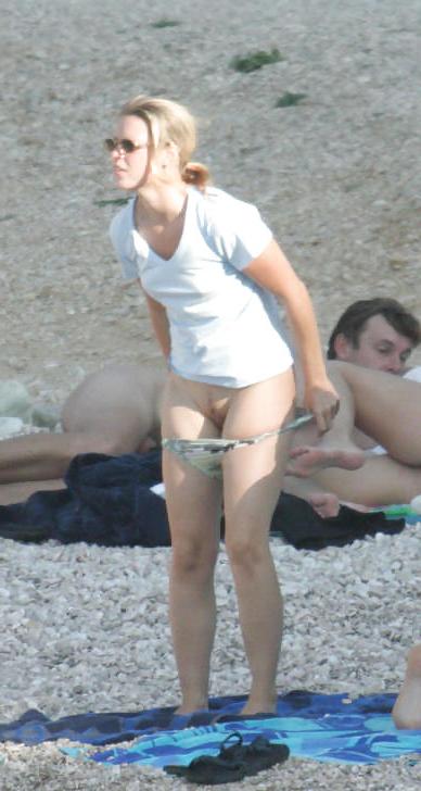 25P Changing Panties on the Beach