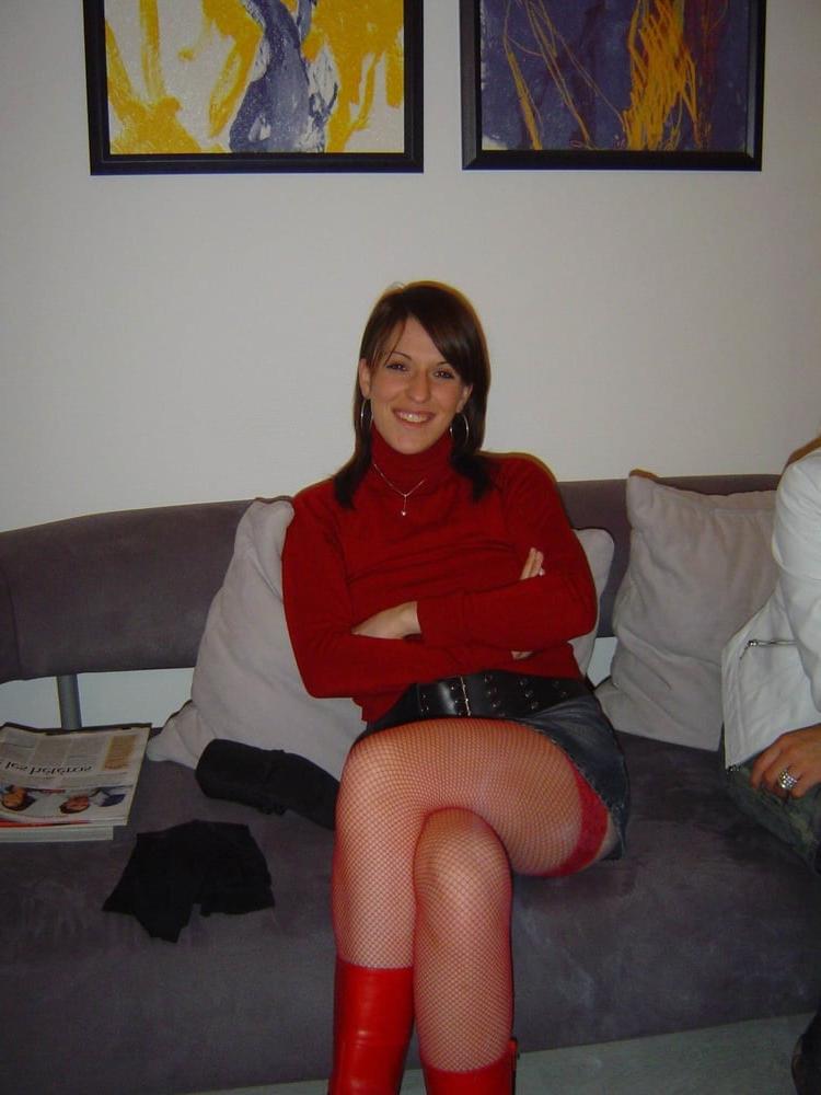 15P Slutty Wives With Crossed Legs