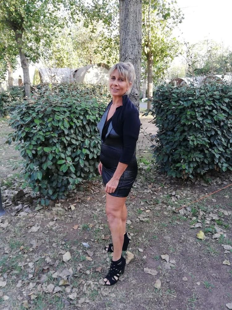 25P Slutty Milf Lisa Flashing Outside