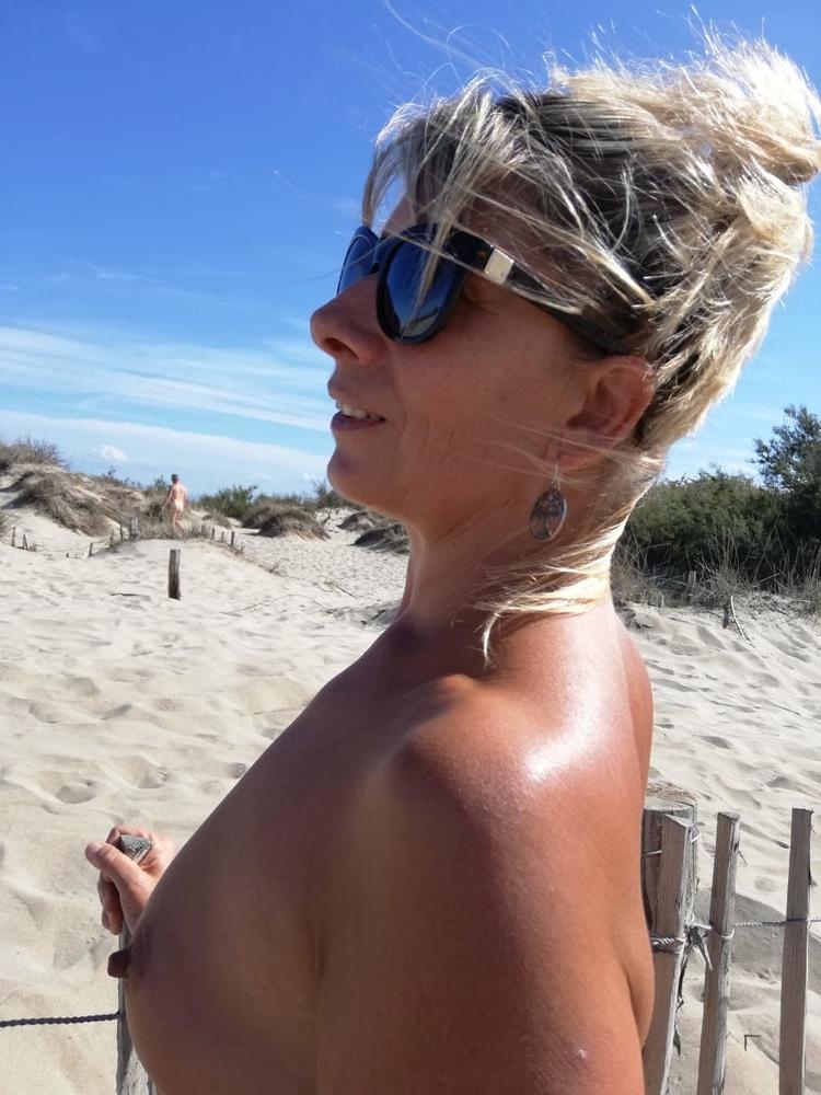 25P Slutty Milf Lisa Flashing Outside