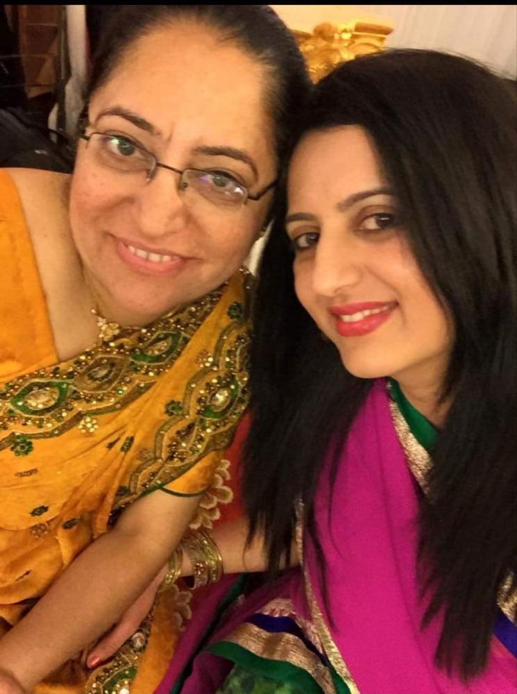 25P Indian MILF Poonam and Friends for Dirty Comments