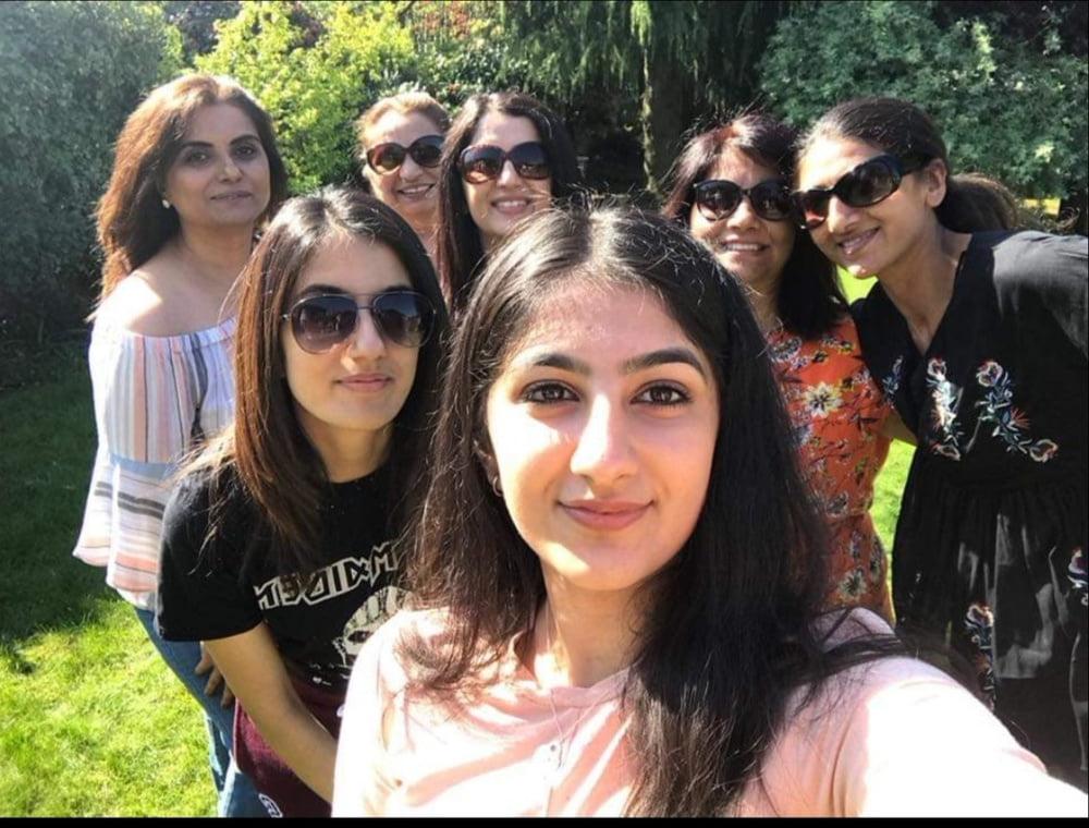 25P Indian MILF Poonam and Friends for Dirty Comments
