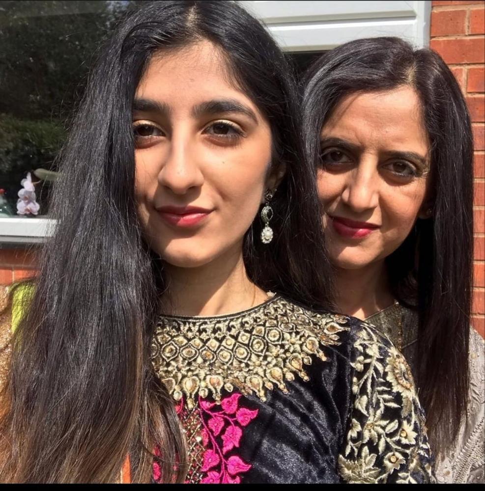 25P Indian MILF Poonam and Friends for Dirty Comments