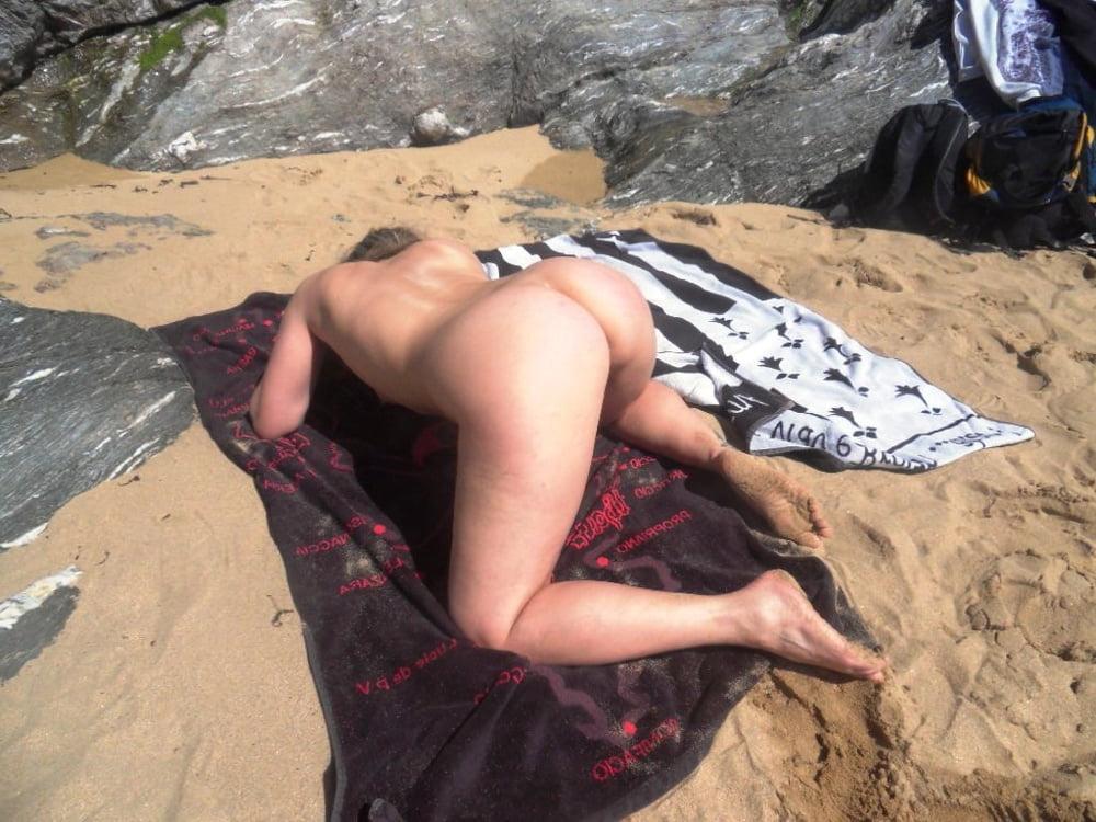 25P Lisa Flashing At The Beach