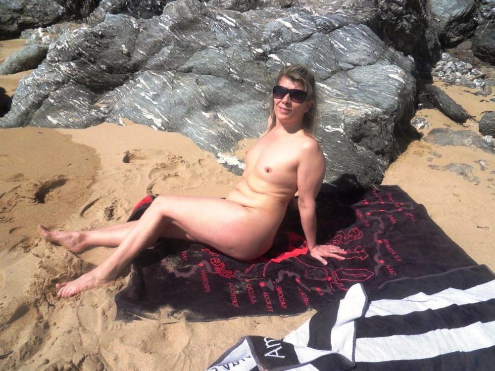 25P Lisa Flashing At The Beach