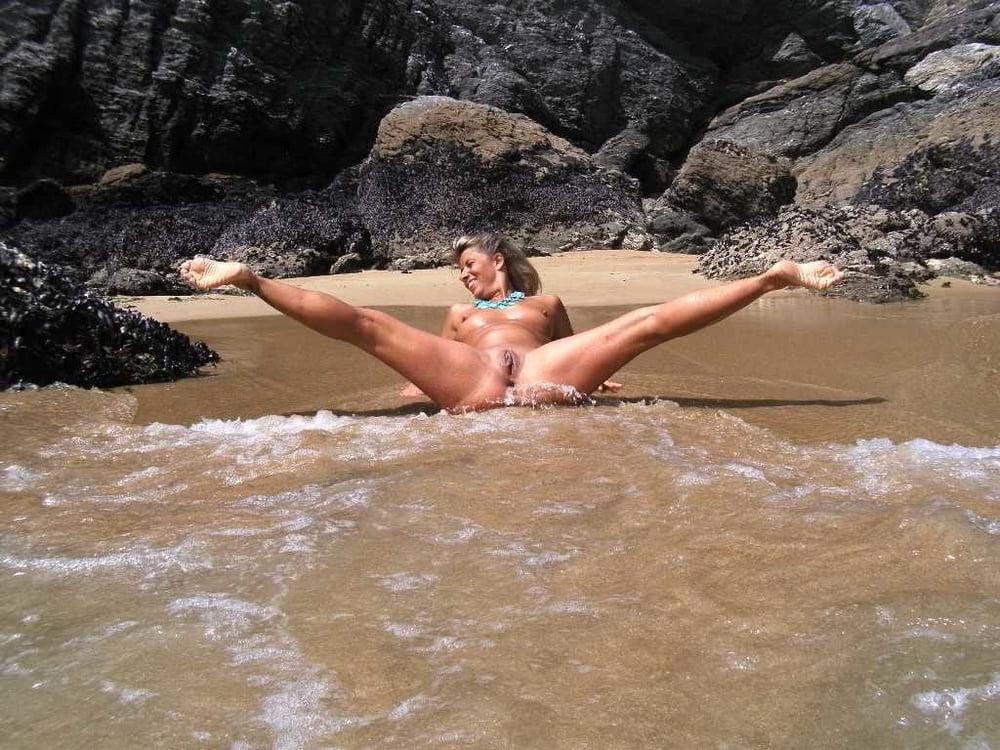 25P Lisa Flashing At The Beach