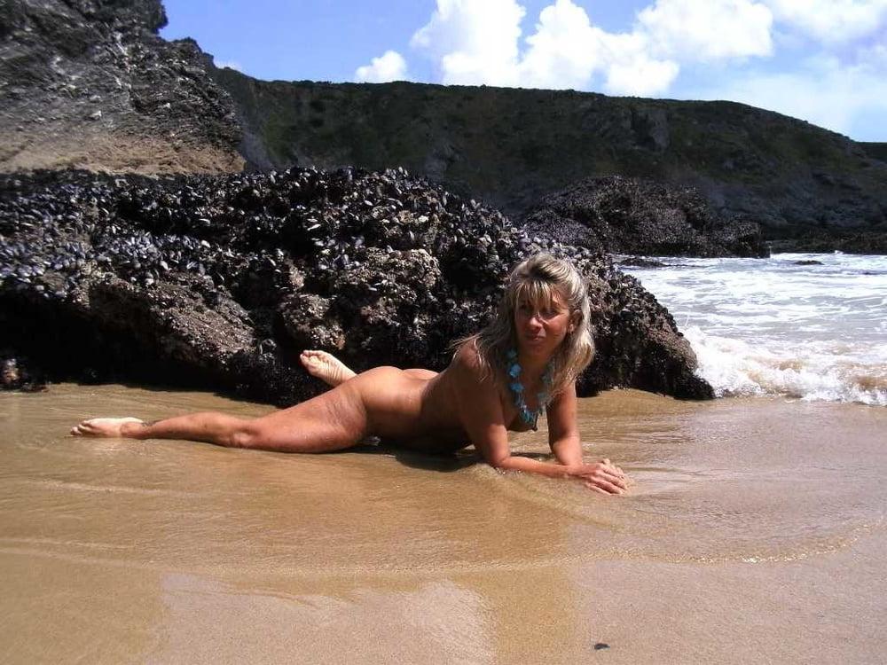 25P Lisa Flashing At The Beach