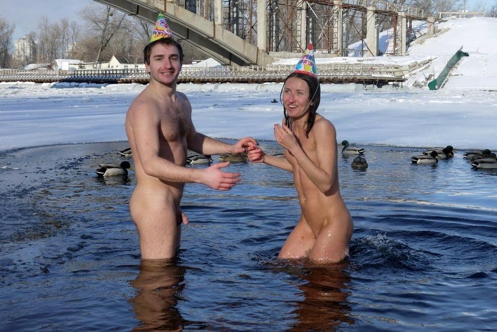 25P Flashing Outside In The Snow