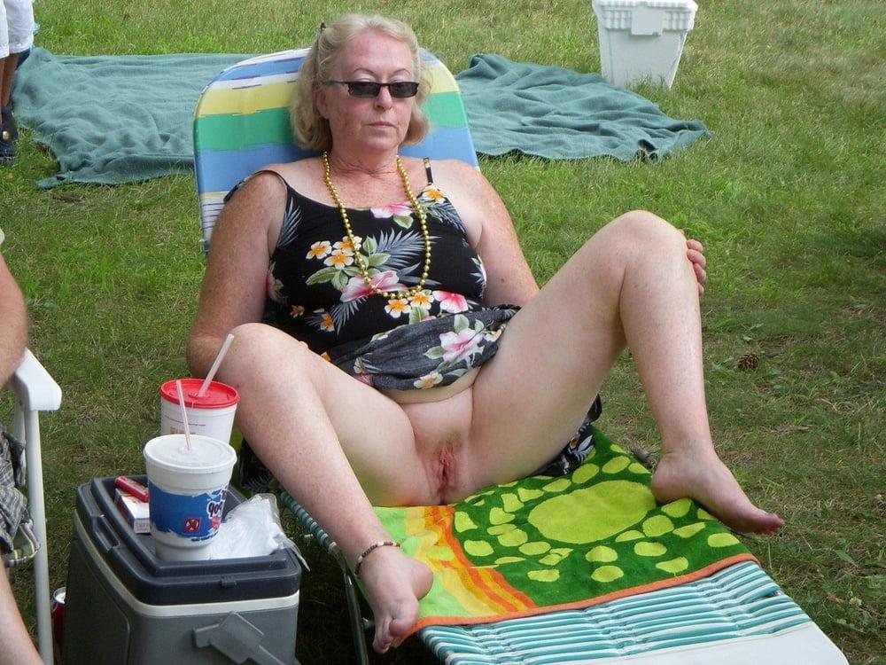 25P MIX of MILF Spreading legs - 2