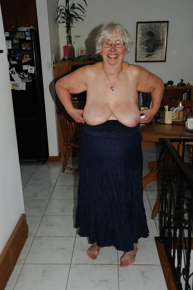 25P Older and hot 142 (Flashing tits)