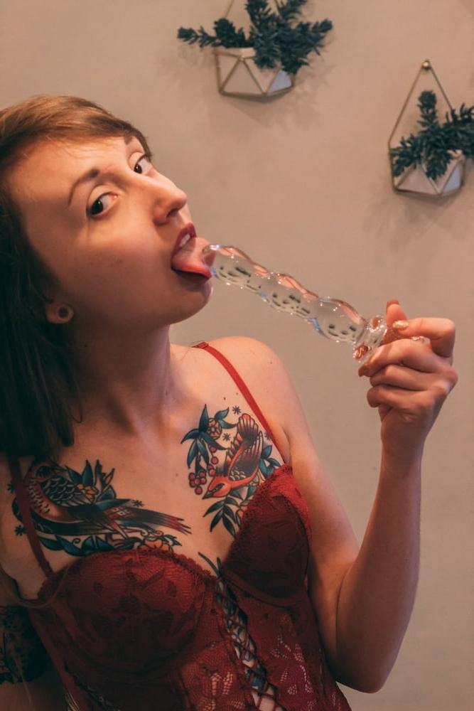25P 22 yo small tattooed US Nympho slut - private selfie pics