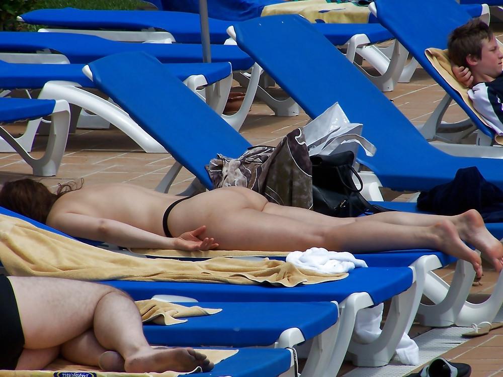25P Beach moms