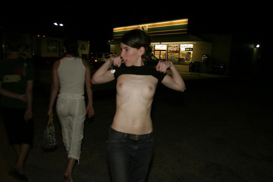 25P Les salopes ( flashing tits )