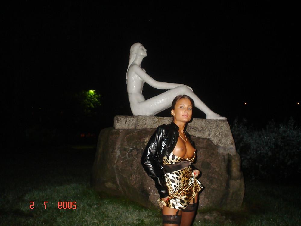 25P Les salopes ( flashing tits )