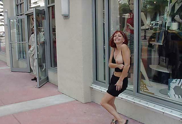 25P Les salopes ( flashing tits )