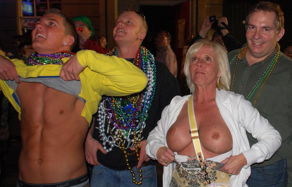 25P Flashing hot tits 002 - Outdoor