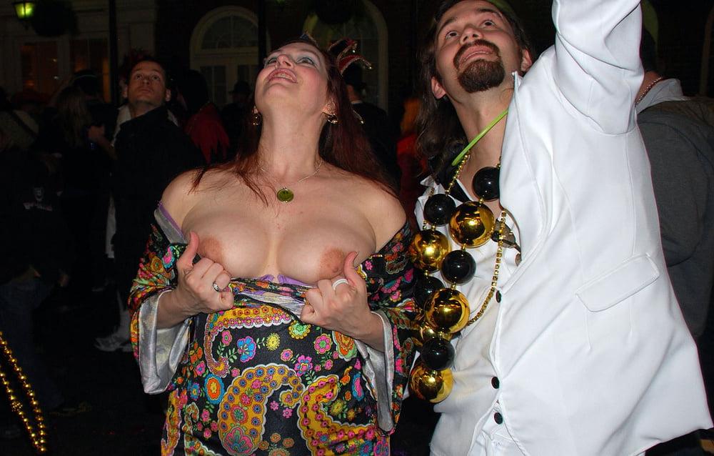 25P Flashing hot tits 002 - Outdoor
