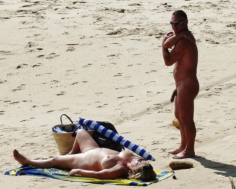 25P Flashing at the beach