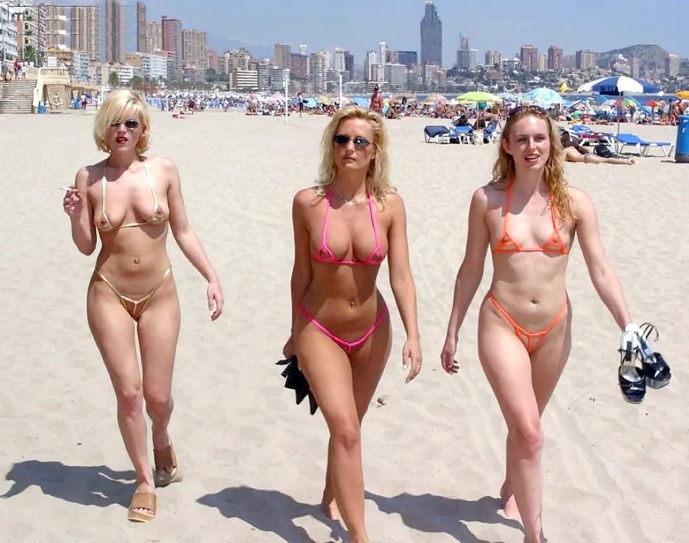 25P Flashing at the beach