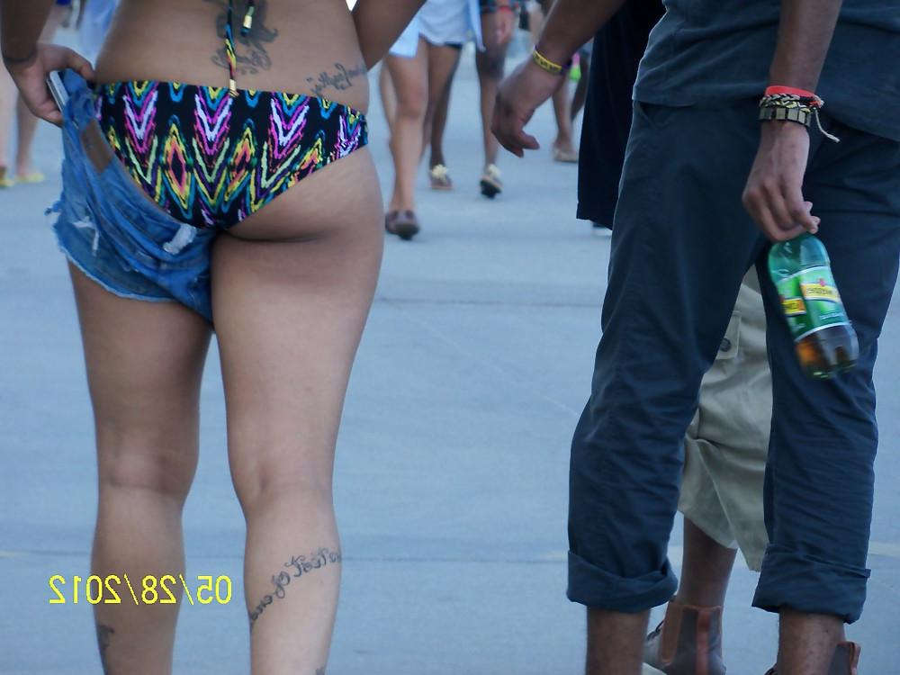 25P Chubby Beach Butts