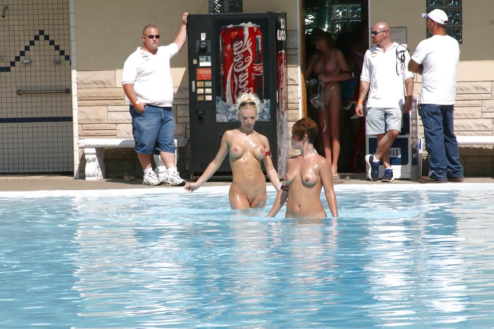 25P Chubby Beach Butts