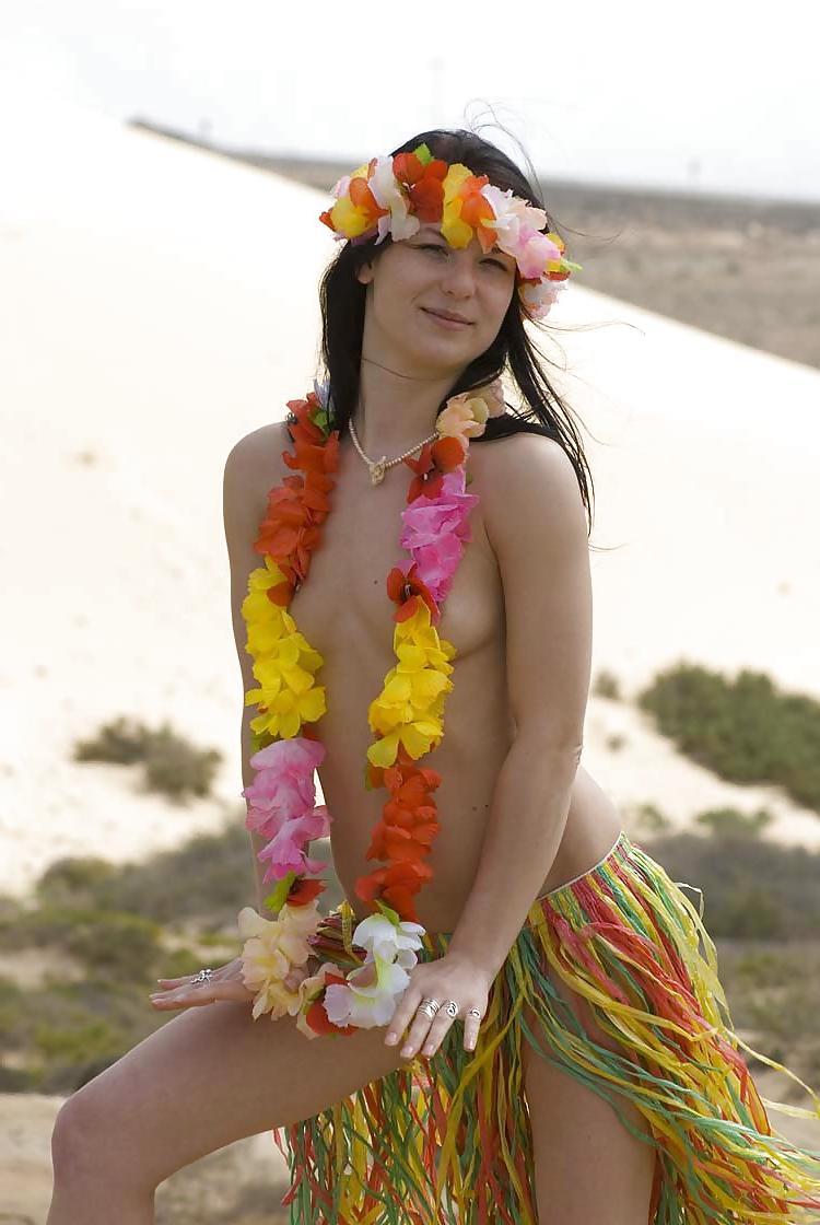 15P Aloha Beach Babe