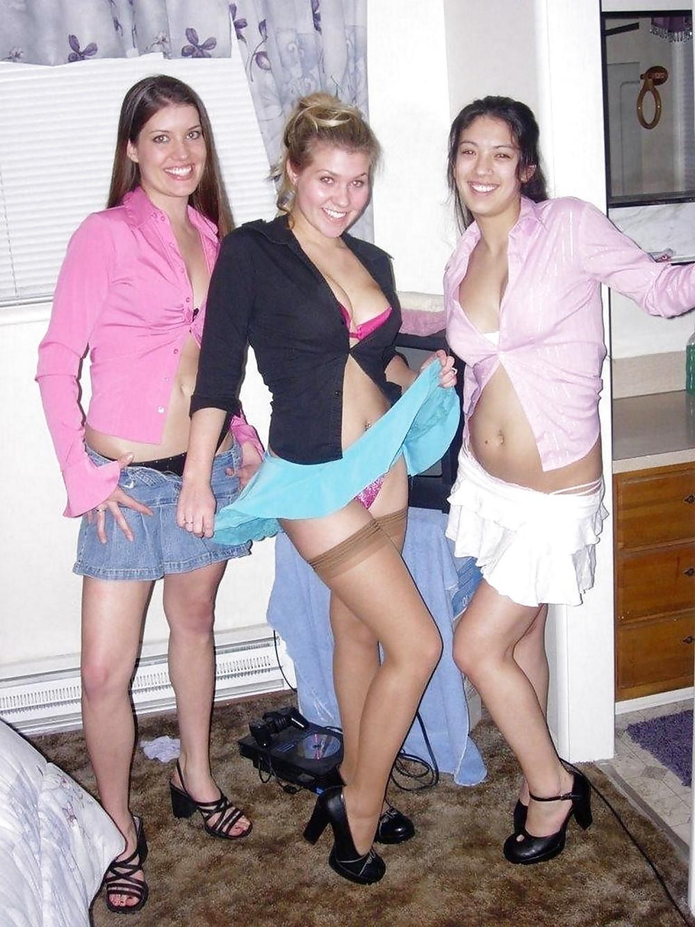 10P Amateur girls flashing
