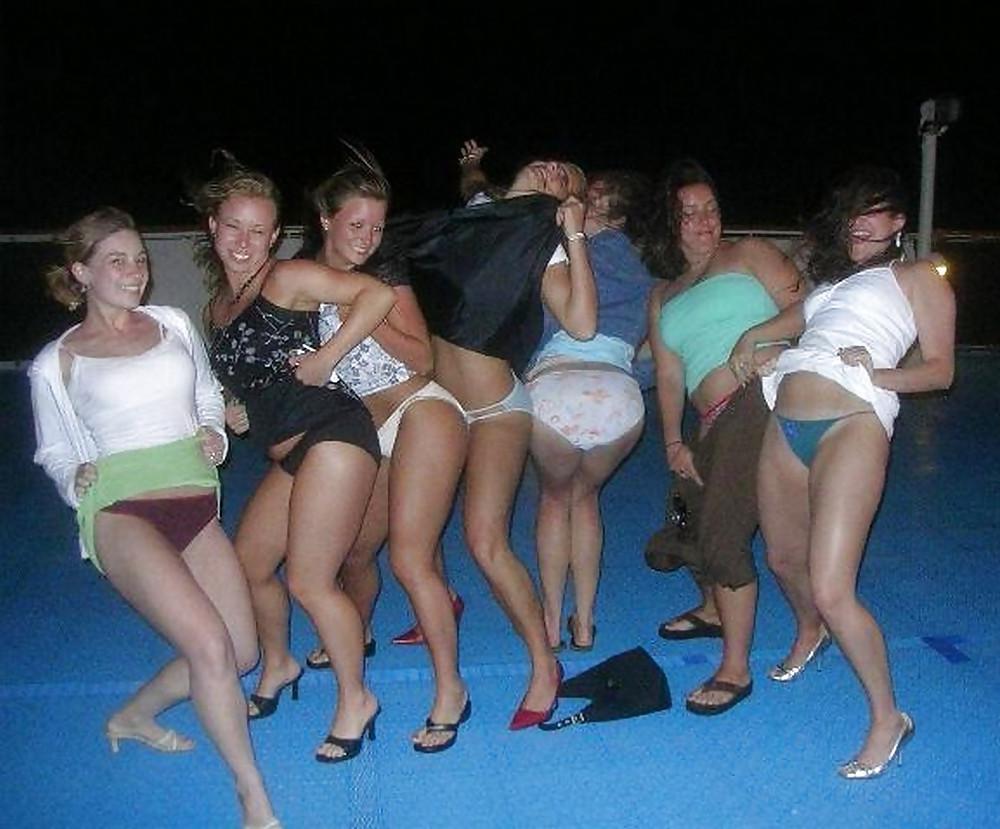 10P Amateur girls flashing