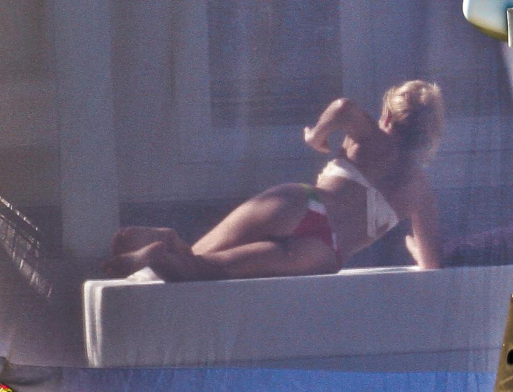 25P Celebrities at the beach II
