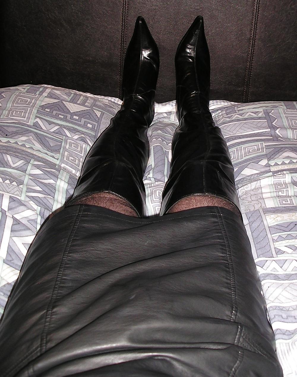 25P Milfs in leather and heels