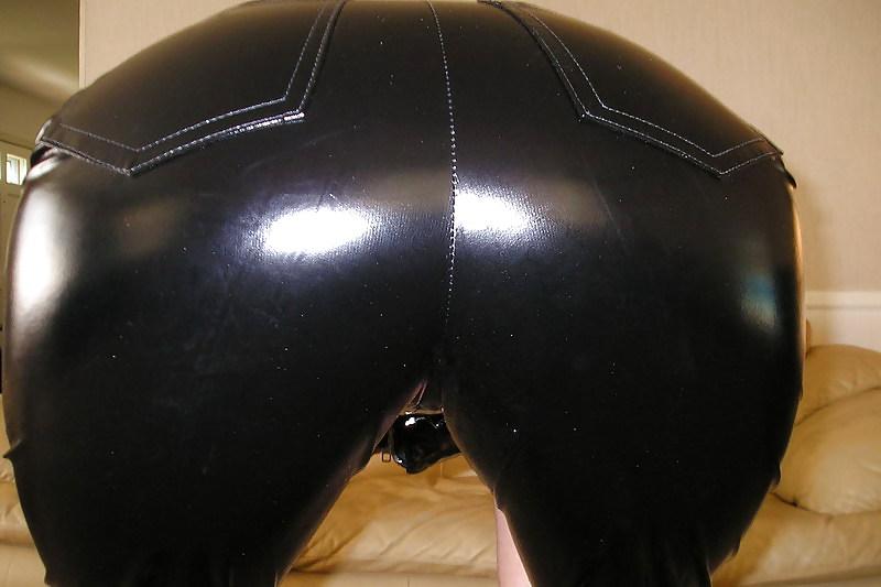 25P Milfs in leather and heels