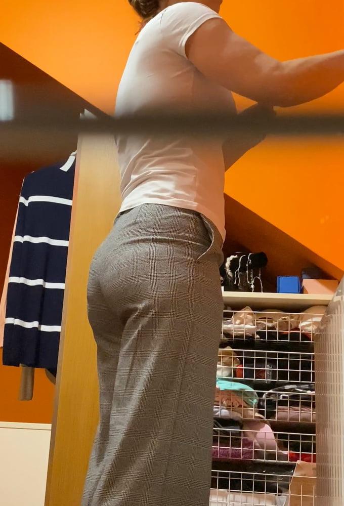 25P Mature wife spied in locker 12