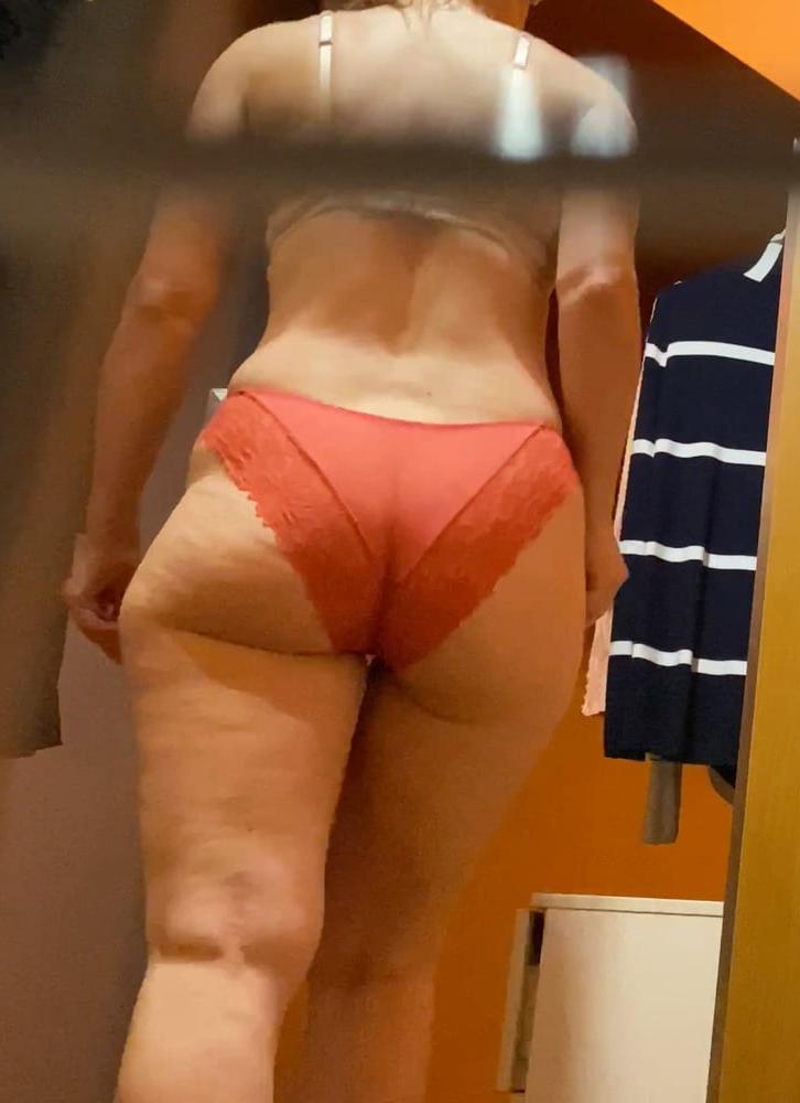25P Mature wife spied in locker 12