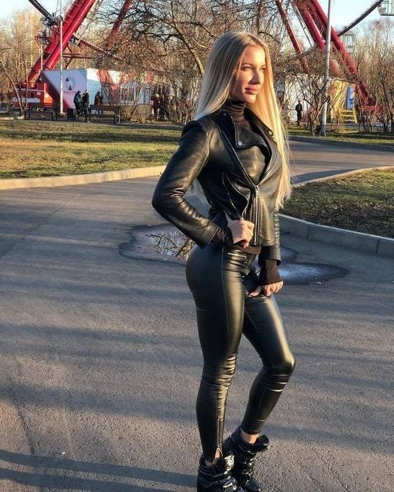 25P Woman completely in leather 3 - by Redbull18