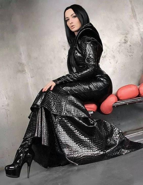 25P Woman completely in leather 4 - by Redbull18