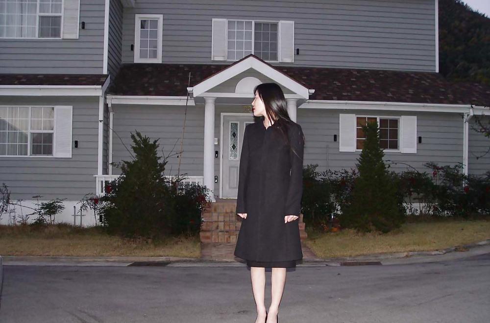 10P Korean woman flashing in public