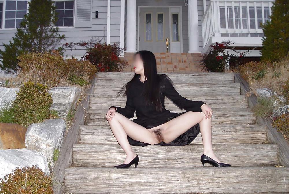 10P Korean woman flashing in public
