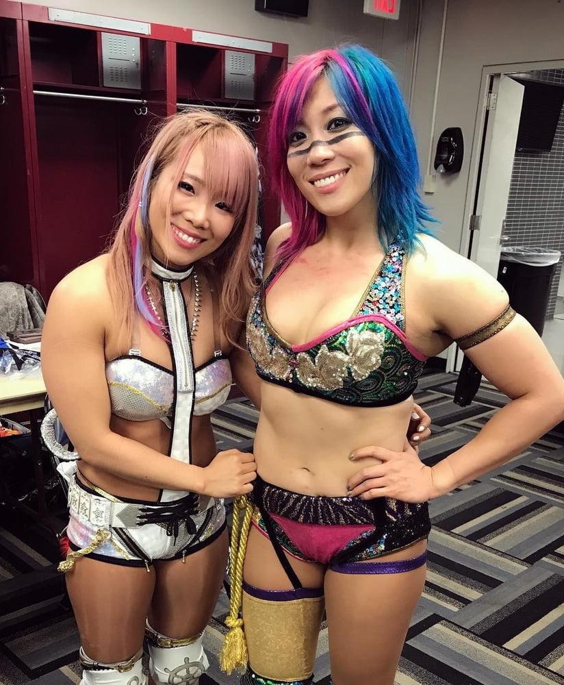 25P Wrestling chicks
