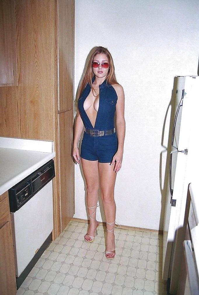 20P TEEN FLASHING HER TITS