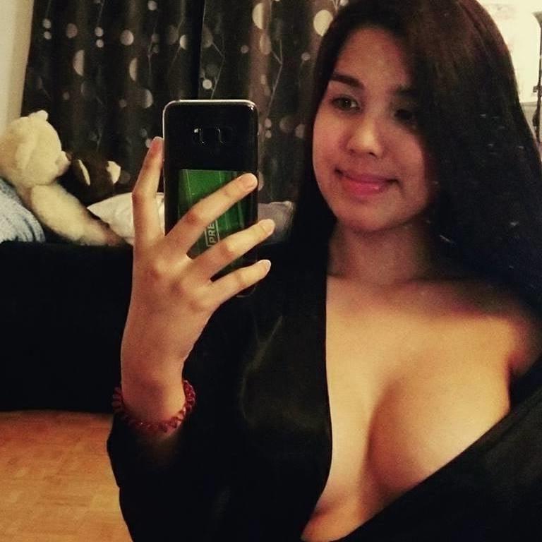 25P INDONESIAN MILF "AMELIA"