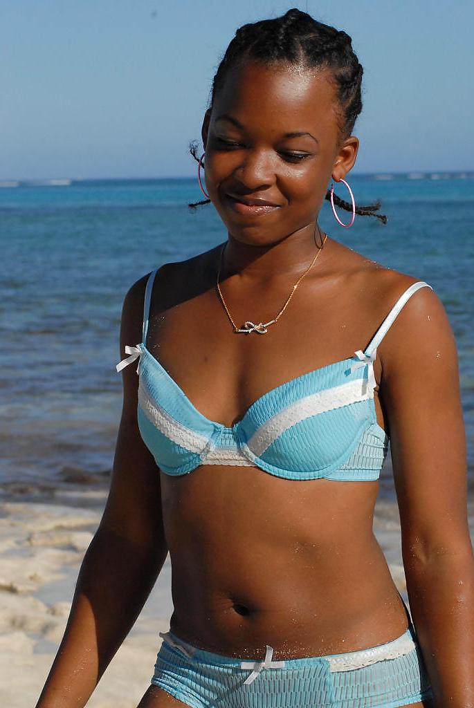 23P NICE BLACK TEEN ON THE BEACH